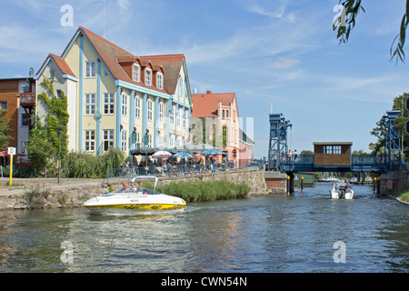 Pont de levage, Plau, lacs de Mecklembourg, Schleswig-Holstein, Allemagne Banque D'Images