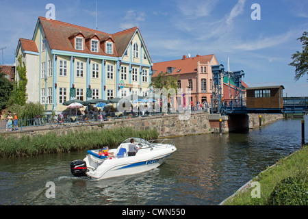 Pont de levage, Plau, lacs de Mecklembourg, Schleswig-Holstein, Allemagne Banque D'Images
