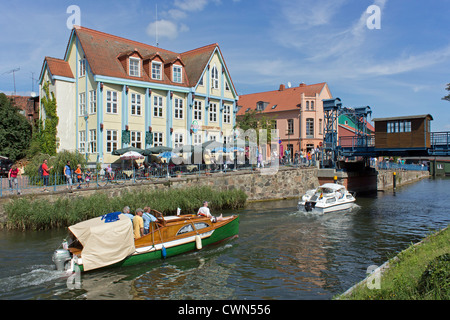 Pont de levage, Plau, lacs de Mecklembourg, Schleswig-Holstein, Allemagne Banque D'Images