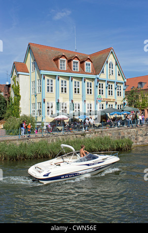 Restaurant près du pont de levage, Plau, lacs de Mecklembourg, Schleswig-Holstein, Allemagne Banque D'Images