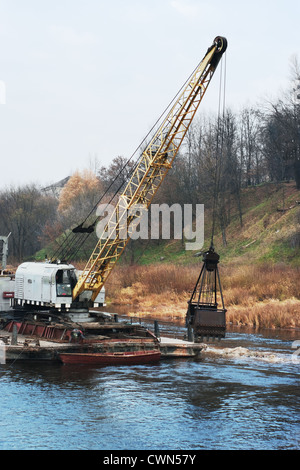 L'excavatrice sur chaland de la rivière. Banque D'Images