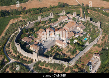 VUE AÉRIENNE.Ville médiévale fortifiée.Ville du XIIIe siècle construite sur une colline.Monteriggioni, province de Sienne, Toscane, Italie. Banque D'Images