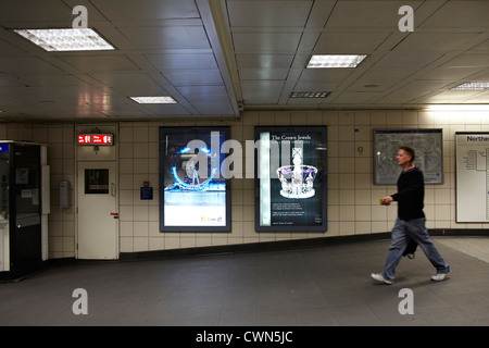 Adshells, panneaux publicitaires et affiches rétro-éclairées et de conception sur la rue de Londres au Royaume-Uni. Banque D'Images