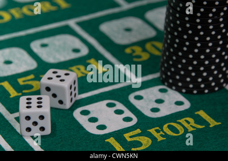 Table de craps avec des jetons de casino et de dés sur le disque des moyens Banque D'Images