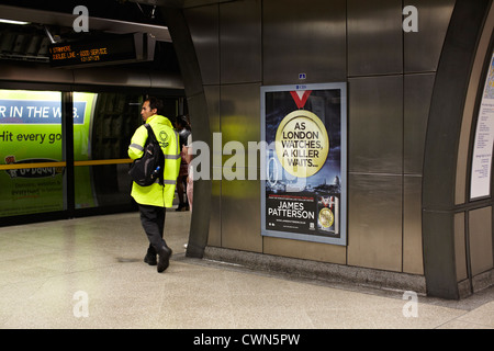 Adshells, panneaux publicitaires et affiches rétro-éclairées et de conception sur la rue de Londres au Royaume-Uni. Banque D'Images