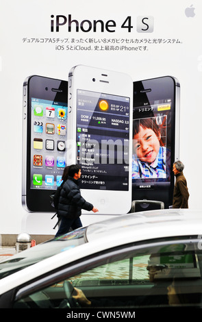 Tokyo, Japon - 2 janvier, 2012 : Apple iPhone 4S annonce dans le quartier de Shibuya, Tokyo Banque D'Images