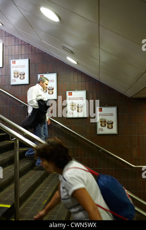 Adshells, panneaux publicitaires et affiches rétro-éclairées et de conception sur la rue de Londres au Royaume-Uni. Banque D'Images