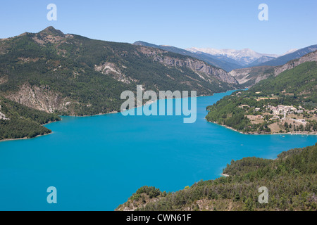 Lac de Castillon et village pittoresque de Saint-Julien-du-Verdon.Vallée du Verdon, Alpes-de-haute-Provence, Provence, France. Banque D'Images