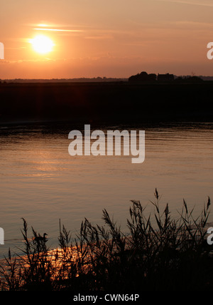 Coucher de soleil sur la rivière Waveney près de Burgh castle, Norfolk Broads, UK Banque D'Images