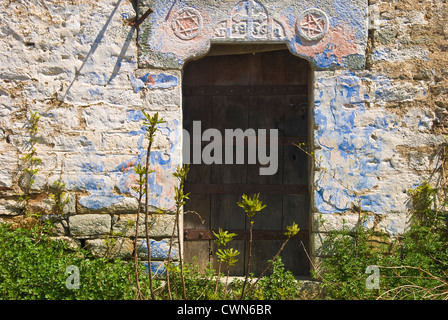 Façade d'une vieille maison en pierre avec porte en bois patiné sur la péninsule de Pelion, Thessalie, Grèce Banque D'Images