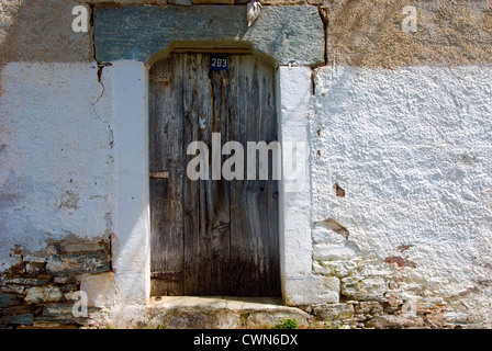 Façade d'une vieille maison en pierre avec porte en bois patiné sur la péninsule de Pelion, Thessalie, Grèce Banque D'Images