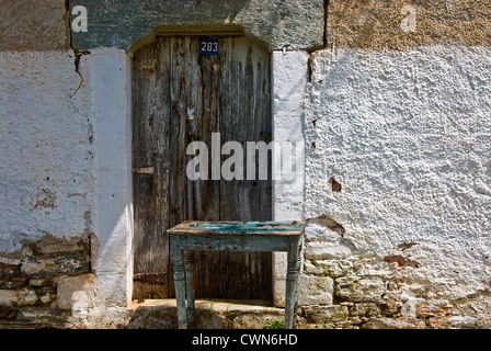 Façade d'une vieille maison en pierre avec porte en bois patiné sur la péninsule de Pelion, Thessalie, Grèce Banque D'Images