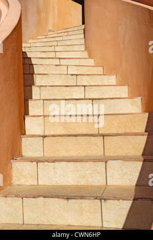 Pierres beige chaud vent vers le haut vers le haut d'un escalier dans la ville de Belize, en Amérique centrale Banque D'Images