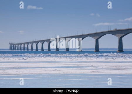 Une vue d'hiver du pont de la Confédération qui relie l'Île du Prince Édouard, Canada avec la New Brunswick. (Vue de t Banque D'Images