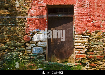 Façade colorée d'une vieille maison en pierre avec porte en métal patiné et numéro de maison sur la péninsule de Pelion, Thessalie, Grèce Banque D'Images