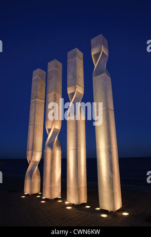 Quatre piliers sculpture à la Plaça de la Rosa dels Vents près de l'hôtel W. Banque D'Images