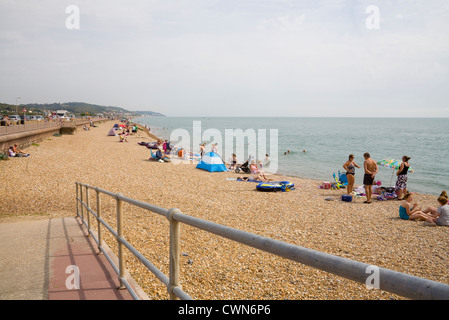 Hythe Kent England UK Août vacanciers plage de galets de la côte sud populaires holiday resort pendant vacances scolaires d'été Banque D'Images