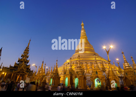 La Pagode Schwedagon de nuit Banque D'Images