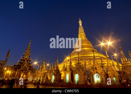 La Pagode Schwedagon de nuit Banque D'Images