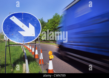 Camion passant par des travaux sur la bretelle de l'autoroute m62 Leeds yorkshire uk Banque D'Images