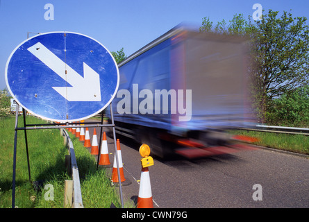 Camion passant par des travaux sur la bretelle de l'autoroute m62 Leeds yorkshire uk Banque D'Images