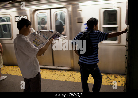 En 2012, l'achalandage du métro moyenne en semaine sur le métro de New York était de 5,3 millions de passagers, le niveau le plus élevé depuis 1951. Banque D'Images