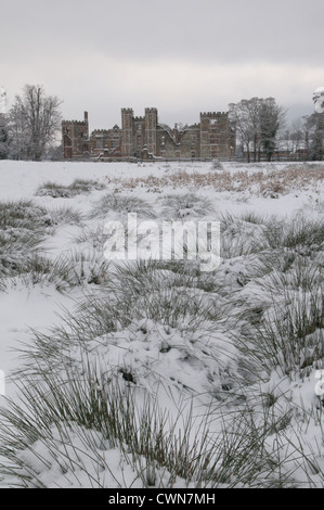 Cowdray ruines, vu de l'avant à côté de Causeway. La neige en décembre. Midhurst, West Sussex, UK. Le Parc National des South Downs. Banque D'Images