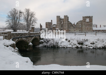 Cowdray ruines, vue avant la rivière Rother. La neige en décembre. Midhurst, West Sussex, UK. Le Parc National des South Downs. Banque D'Images