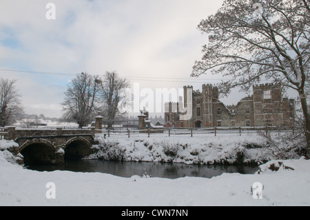 Cowdray ruines, vue avant la rivière Rother. La neige en décembre. Midhurst, West Sussex, UK. Le Parc National des South Downs. Banque D'Images