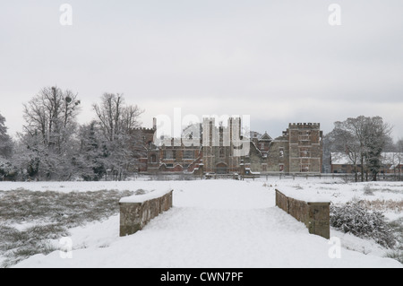 Cowdray ruines, vu de l'avant du pont-jetée. La neige en décembre. Midhurst, West Sussex, UK. Le Parc National des South Downs. Banque D'Images