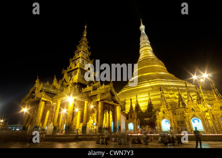 La Pagode Schwedagon de nuit Banque D'Images