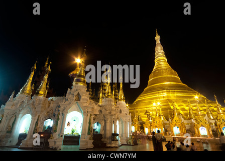 La Pagode Schwedagon de nuit Banque D'Images