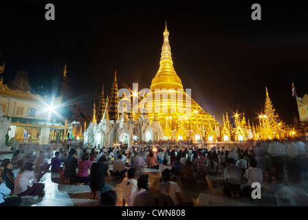 La Pagode Schwedagon de nuit Banque D'Images