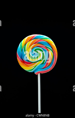 Whirly lollypop pop multicolore sur fond noir Banque D'Images