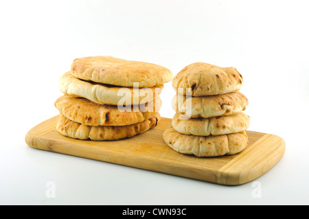 Les tortillas, pita frais, chaud se trouvent sur un support en bois sur un fond blanc. Banque D'Images