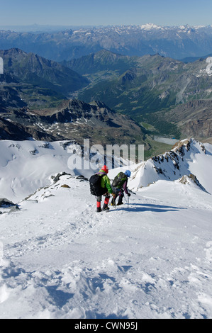 Les grimpeurs des alpes sur Castor dans les Alpes Suisses Banque D'Images