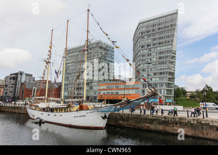 Un grand voilier à Liverpool's Canning Dock pendant la Régate des grands voiliers 2012 week-end. Banque D'Images