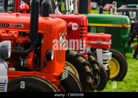 Collection de vintage et les tracteurs classiques sur l'affichage à une foire agricole Banque D'Images