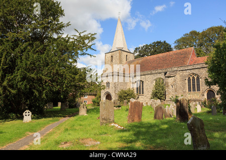 B-5542 église paroissiale de Saint Nicolas et un cimetière réputé pour être hanté par deux fantômes et en vedette dans Darling Buds de mai Banque D'Images