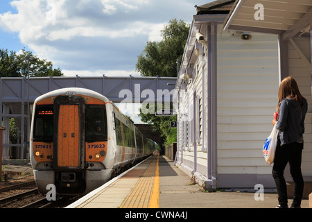 La salle d'attente des passagers pour le sud-est de l'approche de la gare de train pays de Londres à Ashford. B-5542 Kent England UK Banque D'Images