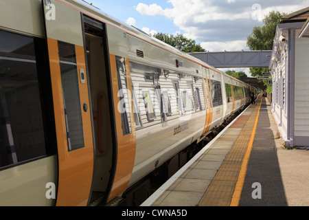 Le sud-est de former avec les portes ouvrent à l'arrêt par plate-forme à la gare de Londres à Ashford ligne à B-5542 Kent England UK Banque D'Images