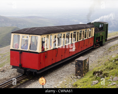 Mont Snowdon Mountain Railway train poussé par machine à vapeur Wyddfa transportant des passagers en sommet en Galles Snowdonia UK Banque D'Images