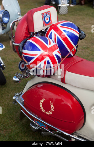 Classic Vespa Scooter avec casque Union Jack Banque D'Images