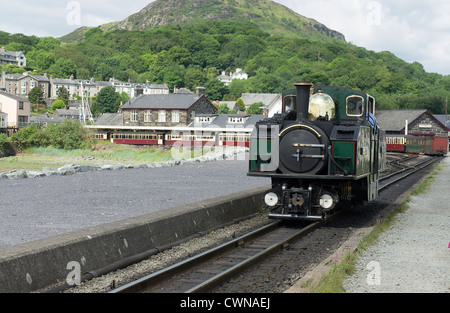 Train à vapeur sur la lumière s'exécuter sur l'épi ffestiniog Banque D'Images