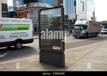 Adshells, panneaux publicitaires et affiches rétro-éclairées et de conception sur la rue de Londres au Royaume-Uni. Banque D'Images