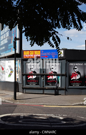 Adshells, panneaux publicitaires et affiches rétro-éclairées et de conception sur la rue de Londres au Royaume-Uni. Banque D'Images