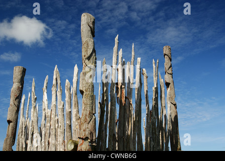 Pou Maori ou totems dans l'Otatara Pa village historique en place, Hawke's Bay, Nouvelle-Zélande Banque D'Images