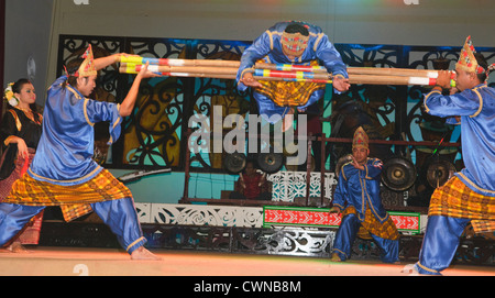 Des danseurs traditionnels Bidayu au Sarawak, Bornéo, Malaisie Banque D'Images