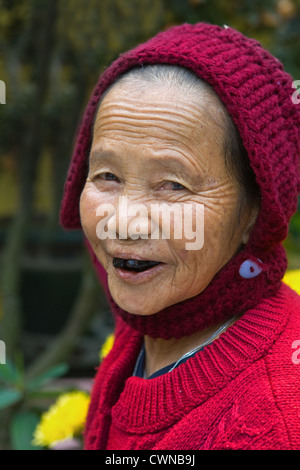 Vieille Femme avec des dents noires de Hue, Vietnam Banque D'Images