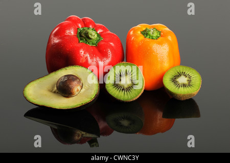 Des poivrons frais, d'avocat et de kiwi sur reflective surface Banque D'Images